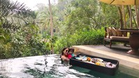 Floating breakfast memang tengah jadi tren di Bali. Dita tak melewatkan ragam menu sarapan enak sambil berenang di hotel mewah. Foto: Instagram mitasoedarjo
