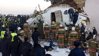 Seperti dilansir AFP dan Assosicated Press, Jumat (27/12/2019), pesawat itu jatuh tak lama setelah lepas landas dari Bandara Almaty, Kazakhstan. Kantor-kantor berita mengutip kementerian setempat bahwa ada sembilan orang penumpang yang meninggal dunia. Dok. Emergency Situations Ministry of the Republic of Kazakhstan photo via AP.