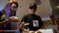 Selain sering buat konten makan bareng di YouTube mereka masing-masing, Aurel dan Atta juga sering makan bareng dengan aneka lauk sederhana. Foto: YouTube/Instagram