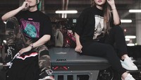  Nah, di foto ini mereka berdua tampil keren dengan pakaian serba hitam. Benar-benar terlihat seperti sepasang kekasih! Foto: YouTube/Instagram
