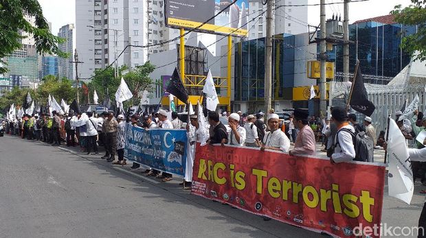 Aliansi Umat Muslim Gelar Aksi Bela Uighur di Konjen China Surabaya