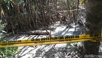 Di mana garis polisi itu terpasang dengan bentuk persegi mengitari septic tank yang sebelumnya berisi kerangka Ayu Shelisa.