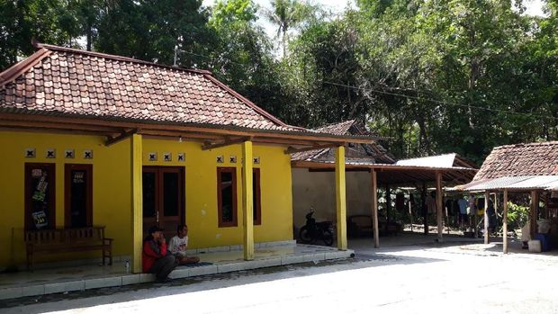 Rumah Waluyo, mertua Ayu Shelisa. 