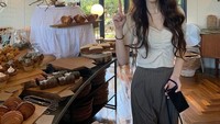 Wanita kelahiran tahun 1993 ini berpose cantik saat berada di toko roti. Ada croissant hingga muffin yang nampak menggugah selera. Foto: Instagram @jiyeon2__