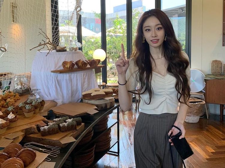 Park Jiyeon, Pelantun Take A Hike yang Mempesona Saat Kulineran