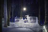 Brrrr! 'Ice Village' Tawarkan Sensasi Minum Teh Sambil Duduk di Atas Es Batu