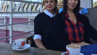 Bukan hanya gemar minum teh, Svetlana juga hobi minum kopi. Secangkir kopi hangat menjadi teman santai Svetlana saat nongkrong dengan temannya. Foto: instagram @svetlanagass
