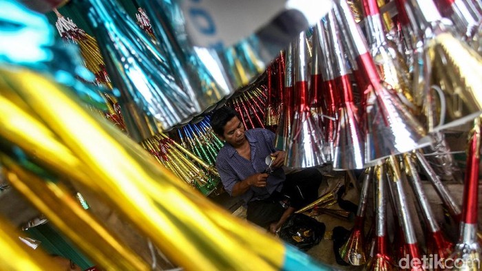 Menyambut pergantian tahun bisnis terompet mulai menjamur di kawasan Glodok, Jakarta. Terompet jadi salah satu perlengkapan wajib memeriahkan malam tahun baru.