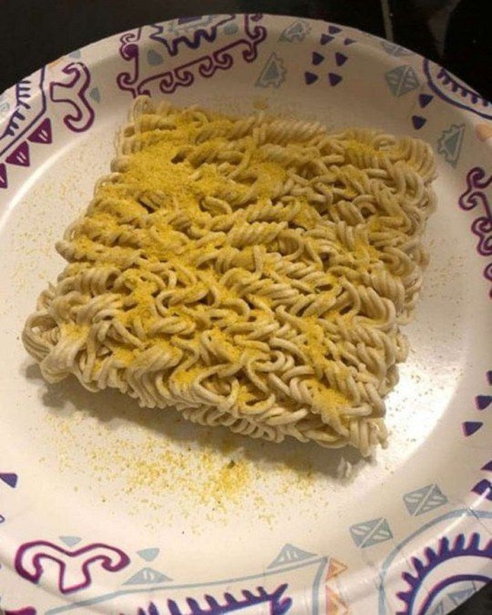 Makan mie instan mentah