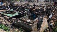 Kebakaran akibat korsleting listrik itu menghanguskan 14 rumah warga setempat pada Kamis (26/12) dini hari. ANTARA FOTO/Muhammad Bagus Khoirunas.