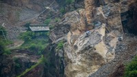 Pekerja menambang batu di sebuah bukit di Kawasan Bandung Utara (KBU), Desa Mekarmanik, Cimenyan, Kabupaten Bandung, Jawa Barat, Jumat (27/12/2019). 