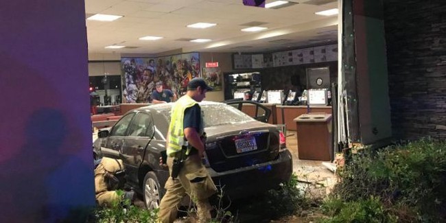 Tak Sabar Antre hingga Lapar, Mobil Masuk Restoran Ini Bikin Geleng Kepala Tak Sabar Antre hingga Lapar, Mobil Masuk Restoran Ini Bikin Geleng Kepala