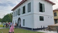 Selain melakukan tur wisata sejarah, para pengunjung yang datang ke kompleks bangunan Tangsi Belanda ini tak lupa mengabadikan keindahan bangunan bersejarah tersebut dalam bidikan kamera.