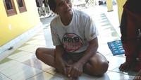 Kendati demikian, tampak seorang pria berkaus putih dan mengenakan celana pendek tengah memberi pakan sapi miliknya. Ternyata pria tersebut adalah mertua Ayu Shelisa, yakni Waluyo (62). Waluyo pun mau menceritakan sedikit bagaimana polisi mendatangi dan berujung membongkar septic tank miliknya pada Minggu (22/12).