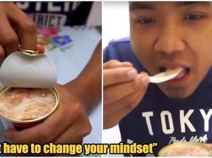 Youtuber Ini Review Makanan Kucing, Begini Komentarnya!
