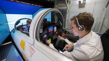 Calon astronot NASA, Warren Hoburg mengikuti latihan simulasi pesawat jet T-38 bersama instruktur. Foto: NASA/James Blair