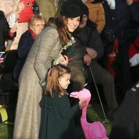 Gemma yang mengalami cerebral palsy sejak usia 15 bulan sehingga terpaksa duduk di kursi roda, menawarkan flamingo kesayangannya kepada Charlotte. Wajahnya langsung bersinar dan dia bilang, Iya mau. Aku bilang namanya Felicity tapi dia boleh memanggilnya apa saja, kata Gemma. Foto: AP