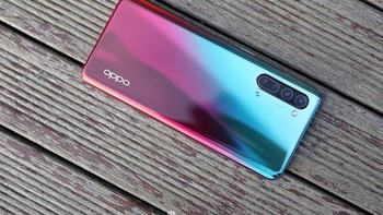 Oppo Reno3 5G menjalankan ColorOS 7 serta dilengkapi sensor sidik jari di layar, speaker Dolby Atmos dan NFC. Foto: Sina Mobile