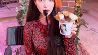 Saat sedang break syuting drama Hotel de Luna, IU kedapatan berpose lucu dengan segelas penuh patbingsoo yang segar. Foto: Instagram @dlwlrma