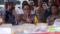 Kapolda Metro Jaya Komjen Pol Gatot Eddy Pramono menunjukkan barang bukti yang berhasil diamankan dalam rilis kasus narkoba di akhir tahun tersebut. Kapolda Metro Jaya Komjen Pol Gatot Eddy Pramono menunjukkan barang bukti yang berhasil diamankan dalam rilis kasus narkoba di akhir tahun tersebut.