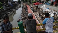 Warga melihat pengerjaan tanggul di Kali Sentiong.