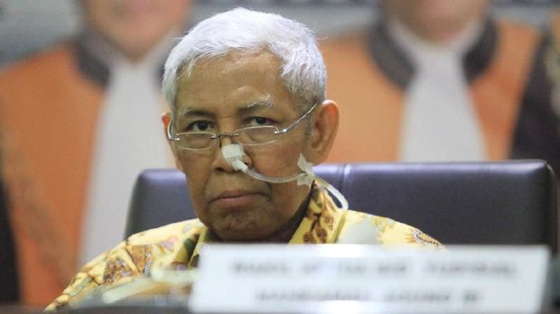 Luar Biasa! Hakim Agung Ini Tetap Bekerja Meski Hidung Masih Dililit Selang