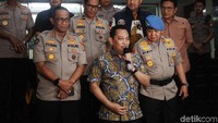 Kabareskrim Polri Komjen Listyo Sigit Prabowo mengatakan ada dua orang pelaku penyerangan terhadap penyidik KPK Novel Baswedan. Dia mengatakan pelaku merupakan anggota Polri aktif.