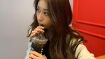 Park Jiyeon, Pelantun Take A Hike yang Mempesona Saat Kulineran
