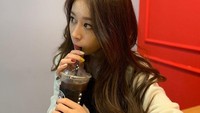 Park Jiyeon yang juga member dari girl group T-ARA ini berpose cantik sambil menyesap es kopi Americano kesukaannya. Foto: Instagram @jiyeon2__