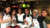 Ini aksi Mita saat belajar masak makanan pendamping ASI bersama Novita Angie dan peserta lain. Kira-kira mereka masak apa ya? Foto: Instagram mitasoedarjo