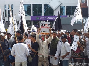 Aliansi Umat Muslim Gelar Aksi Bela Uighur di Konjen China Surabaya