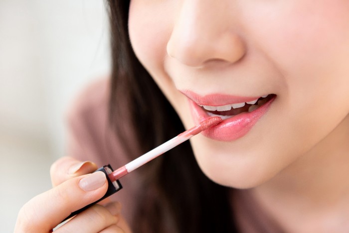 Cara memakai lip cream untuk bibir kering