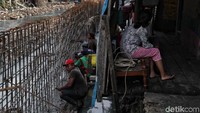 Tanggul dibuat sepanjang 3 kilometer.