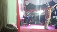 Nah, beginilah gaya Bunga Salsabila ketika menjadi penyanyi dangdut. Momen ini ketika Bunga Salsabila selesai makan dan menunggu jadwal manggung di acara pernikahan.  Foto: Instagram @bunga_salsabila
