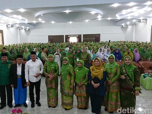 Gubsu Edy-Khofifah Selawatan Bareng di Rakerwil Muslimat NU Sumut