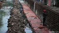 Sementara ketinggian tanggul mencapai 1,5 meter.