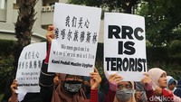 Massa mendesak kepada Pemerintah Republik Indonesia di bawah pimpinan presiden Jokowi untuk segera bersikap tegas dalam kasus Uighur.