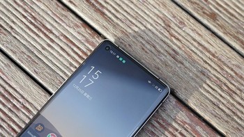 Lantaran menggunakan tepian layar melengkung dan punch hole, membuat rasio screen to body mencapai 92,1%. Kamera selfienya sendiri berukuran 32 MP dengan sensor Sony IMX 586 dan dibekali OIS. Foto: Sina Mobile