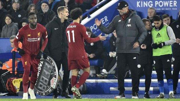 Juergen Klopp menarik keluar Mohamed Salah saat Liverpool melawan Leicester City.