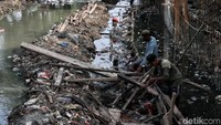 Sampah menumpuk di kawasan itu.