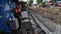 Seorang pedagang bakso menjajakan dagangannya di kawasan Kampung Rawa Johar Baru.