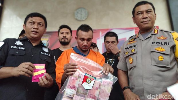 Kapolrestabes Makassar Kombes Yudhiawan Wibisono dalam rilis penangkapan WN Malaysia pelaku pembobol mesin ATM