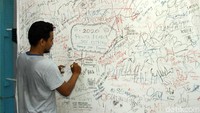 Sejumlah pengunjung menuliskan harapan di kaos raksasa JakCloth, Jakarta.