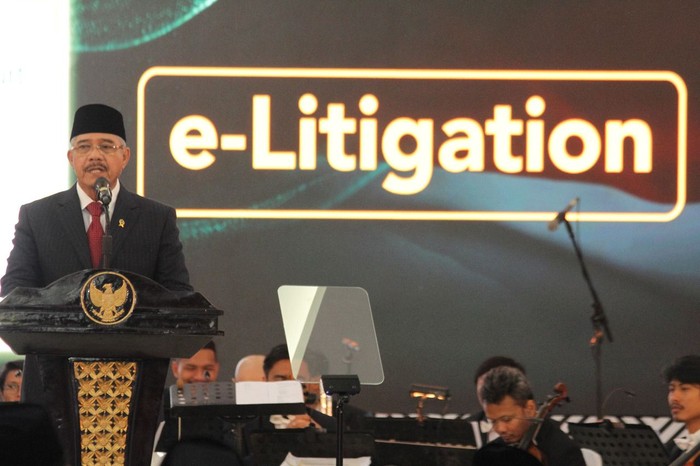 Ketua MA Hatta Ali saat meresmikan e-litigation. (Situs MA)