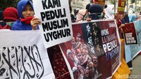 Poster dan spanduk dibentangkan di depan konsulat jendral (konjen) Republik Rakyat China, Jalan Mayjen Sungkono, Surabaya.