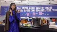 Saat sedang break syuting drama Hotel de Luna, IU kedapatan berpose lucu dengan segelas penuh patbingsoo yang segar. Foto: Instagram @dlwlrma