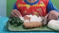 Nikmatnya Bunga Salsabila makan dengan menggunakan alas daun pisang. Di atasnya diisi nasi, tempe, sayur, terong dan kerupuk. Foto: Instagram @bunga_salsabila