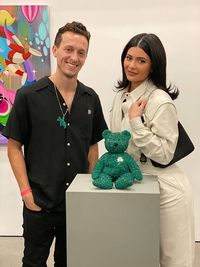 Kylie Jenner Beli Boneka Pajangan Seharga Rp 167 Juta 