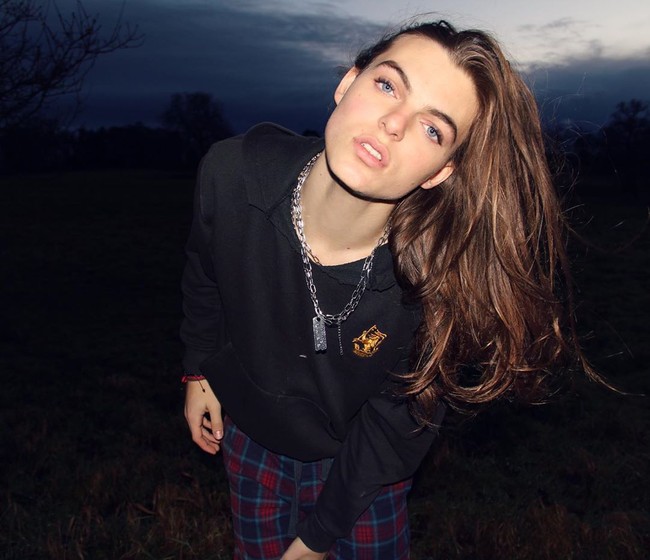 Damian memiliki rambut panjang, fitur wajah tegas dan mata biru. Wajah cantiknya itu membuatnya laris sebagai model androgini. Foto: dok. Instagram