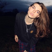 Damian memiliki rambut panjang, fitur wajah tegas dan mata biru. Wajah cantiknya itu membuatnya laris sebagai model androgini. Foto: dok. Instagram